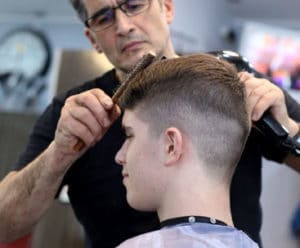 Coiffeur avec peigne